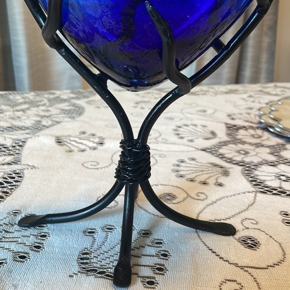 💓Host Pick💓 Cobalt Blue Handblown Heart Shaped Vase Metal Hugging Vines - Picture 3 of 15